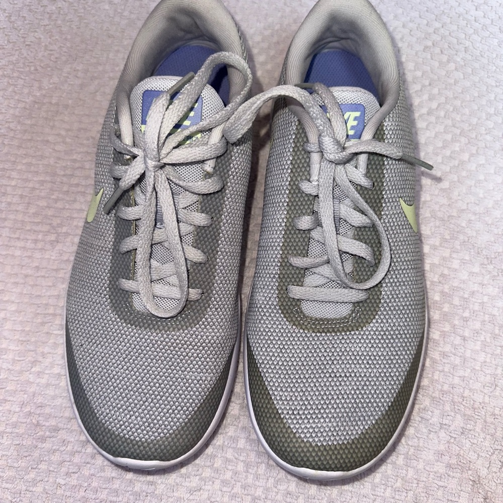 NWOT NIKE Flex Experience RN7 Size 7.5 Grey White Yellow - Picture 3 of 3